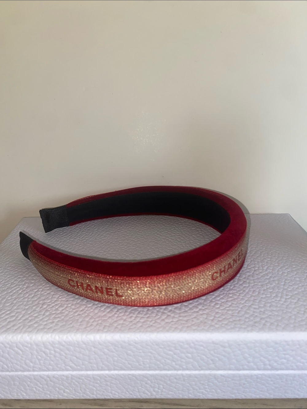 CHANEL Red Ribbon - Picture 9 of 11